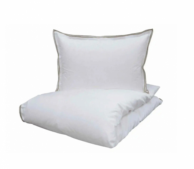 Savasan Duvet Set White with two white pillows and decorative piping.