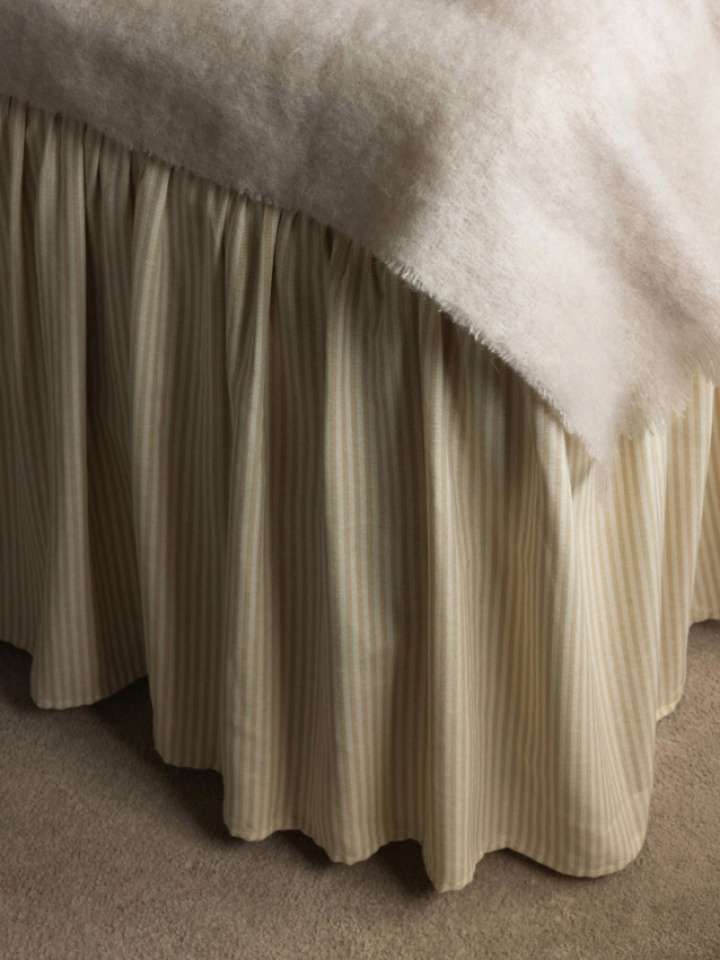 Mille Notti Laura Bed Skirt Stripe Beige in the group Bedding / Brands / Mille Notti Bedding at Sängvaruhuset Elgen (50121175-1054400)
