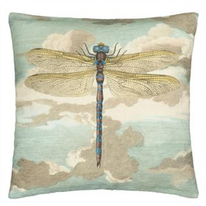 Designers Guild Dragonfly over Clouds Sky Blue 50x50cm i gruppen Tilbehør / Pyntepuder hos Sängvaruhuset Elgen (CCJD5008)