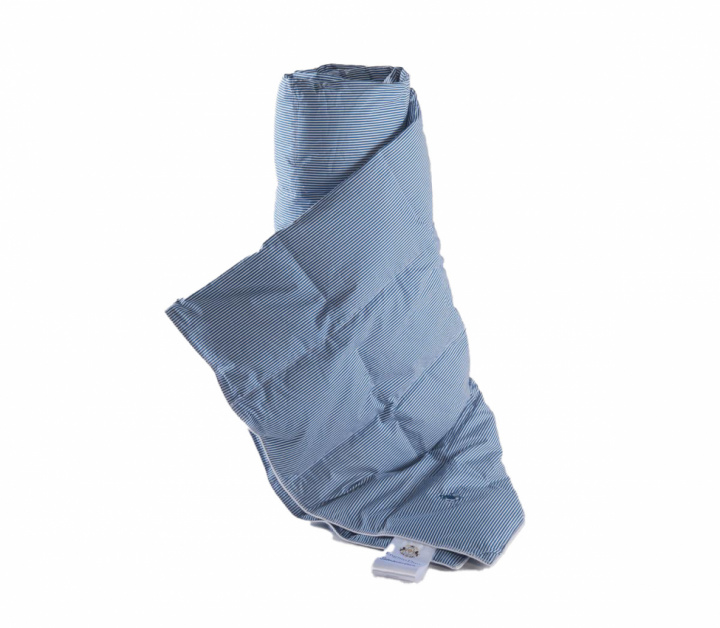 Engmo Down Summer Comforter White/Blue 220x220 cm in the group Duvets / Size / Duvets 150x210 cm at Sängvaruhuset Elgen (F6074-851517-77460EM)